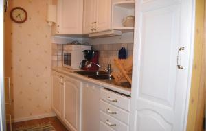 Awesome Home In Löttorp With Wifi