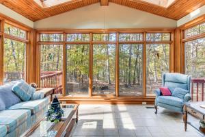 Lakefront Hartwell Retreat with Gas Grill and Deck!