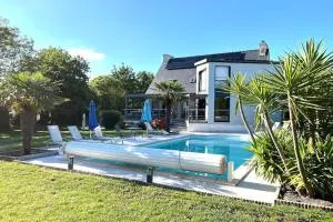 Holiday home with private outdoor pool, Gouesnac"h - Kervénos