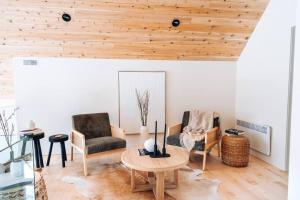 Luxurious Forest Getaway with Spa Near Tremblant