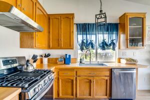 Water-View Home w Hot Tub in Lake Elsinore!