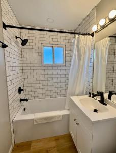 Joslyn 5-One Bdrm walk to UNMC