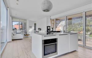 Three-Bedroom Holiday Home In Dronningmolle
