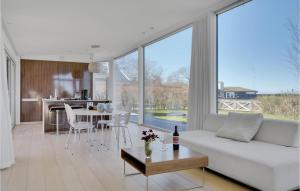 Three-Bedroom Holiday Home In Dronningmolle