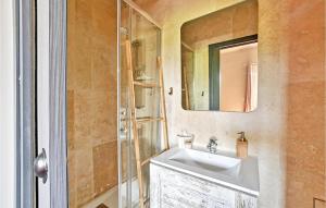Maisons de vacances 3 Bedroom Gorgeous Home In Vallabregues : photos des chambres