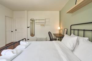 Rosie Home, 4BR opposite One Nimman by Beginning with