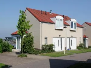 House with a view on harbor, in a water area - Stevensweert