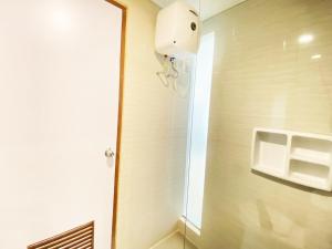 Cozy Studio Room at Green Kosambi Bandung Apartment By Travelio