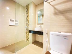 Cozy Studio Room at Green Kosambi Bandung Apartment By Travelio