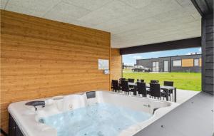 Awesome Home In Løgstrup With Kitchen