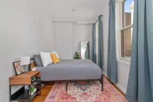 Prime OTR off Vine St, Lux Full Bed, Fast WiFi, Fully Equipped, 50in TV, Sleeps 4ppl