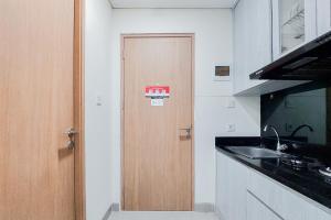 Homey and Restful Studio Apartment B Residence By Travelio