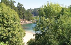 Maisons de vacances 3 Bedroom Awesome Home In Lezardrieux : photos des chambres