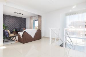 Refúgio Tropical Casa de Praia com Piscina e 4 Suítes e garagem 3 carros, 800 mtrs da praia internet 700 mbps, condomínio privado com pista de skate , quadra de futevôlei , campos e quadras de futebol!