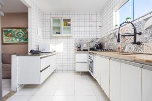 Refúgio Tropical Casa de Praia com Piscina e 4 Suítes e garagem 3 carros, 800 mtrs da praia internet 700 mbps, condomínio privado com pista de skate , quadra de futevôlei , campos e quadras de futebol!