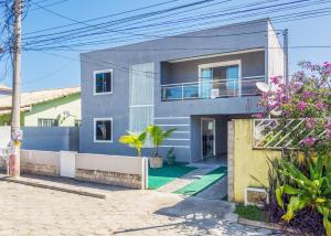 Refúgio Tropical Casa de Praia com Piscina Aquecida e 4 Suítes e garagem 3 carros, 800 mtrs da praia internet 700 mbps, condomínio privado com pista de skate , quadra de futevôlei , campos e quadras de futebol!