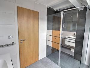 Maisons de vacances Maison spacieuse a Colmar, 5 chambres, terrasse, WiFi, parking gratuit - FR-1-722-12 : photos des chambres