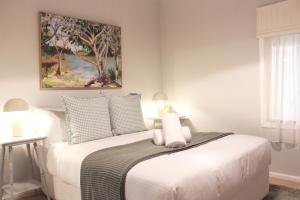 The Little White Cottage - Country Elegance Near CBD