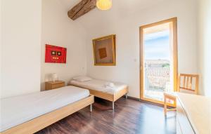 Maisons de vacances Awesome Home In Pardailhan With Kitchen : photos des chambres