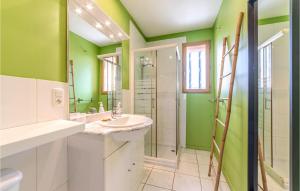 Maisons de vacances Awesome Home In Pardailhan With Kitchen : photos des chambres