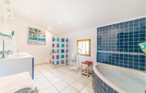 Maisons de vacances Awesome Home In Pardailhan With Kitchen : photos des chambres