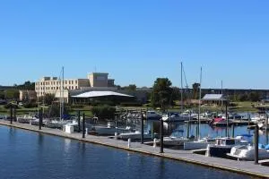 BridgePointe Hotel & Marina - Fairfield Harbour
