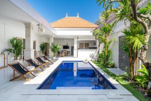 Luxury Brand-New Private Villa with Huge Pool in Canggu Best Location