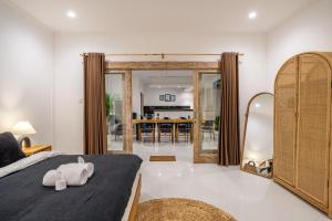 Luxury Brand-New Private Villa with Huge Pool in Canggu Best Location