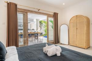 Luxury Brand-New Private Villa with Huge Pool in Canggu Best Location