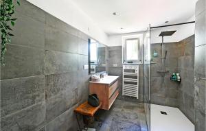 Maisons de vacances Stunning Home In Maubec With Wifi : Maison de Vacances 3 Chambres 