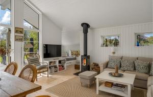 Nice Home In Dronningmølle With Wifi