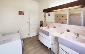 Maisons de vacances Gorgeous Home In Roquebrun : photos des chambres