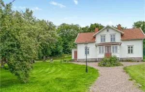 4 Bedroom Stunning Home In Ödeshög - Munkaskog