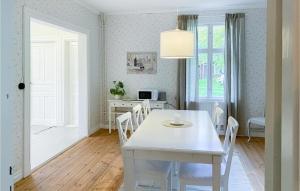 4 Bedroom Stunning Home In Ödeshög