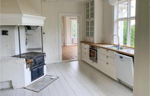 4 Bedroom Stunning Home In Ödeshög