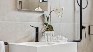 Catalyst Retreat - Stylish, Pets, Accessible, Sauna