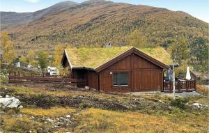 Awesome Home In Hornindal With Wifi
