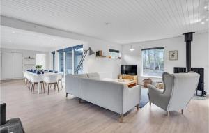 Beautiful Home In Fårvang With Sauna