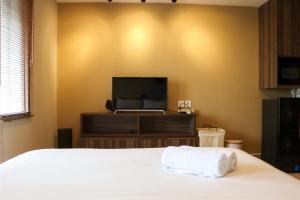 Simply Look Studio Room Gateway Park LRT City Jatibening Apartment By Travelio