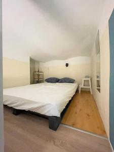 2 Room Home Office-Friendly Apartment