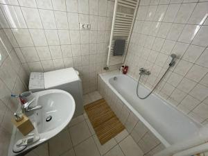 2 Room Home Office-Friendly Apartment