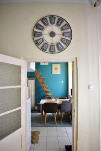 2 Room Home Office-Friendly Apartment