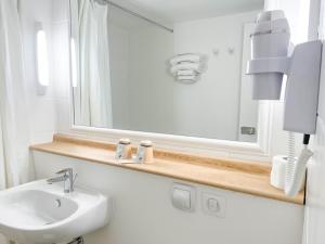 Hotels Kyriad Cannes - Mandelieu : photos des chambres
