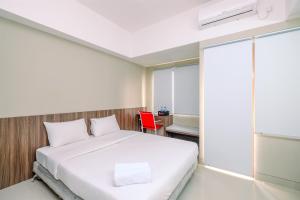 Strategic and Nice Studio at Gateway Park LRT City Jatibening Apartment By Travelio