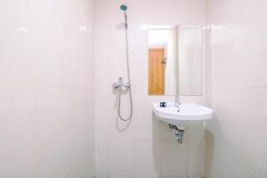 Strategic and Nice Studio at Gateway Park LRT City Jatibening Apartment By Travelio