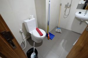 Strategic and Nice Studio at Gateway Park LRT City Jatibening Apartment By Travelio