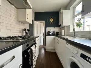 3 Bedroom, Terrace Sleeps 5, Monthly Stays - 北安普敦