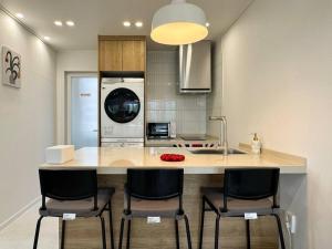 Hello, John - DMC역 도보 1분, 공항철도