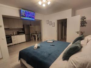 Kriss Studio-Classy White Apartment