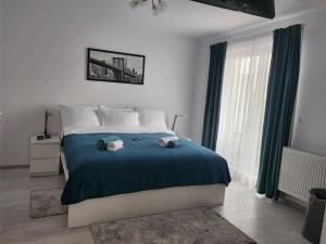 Kriss Studio-Classy White Apartment